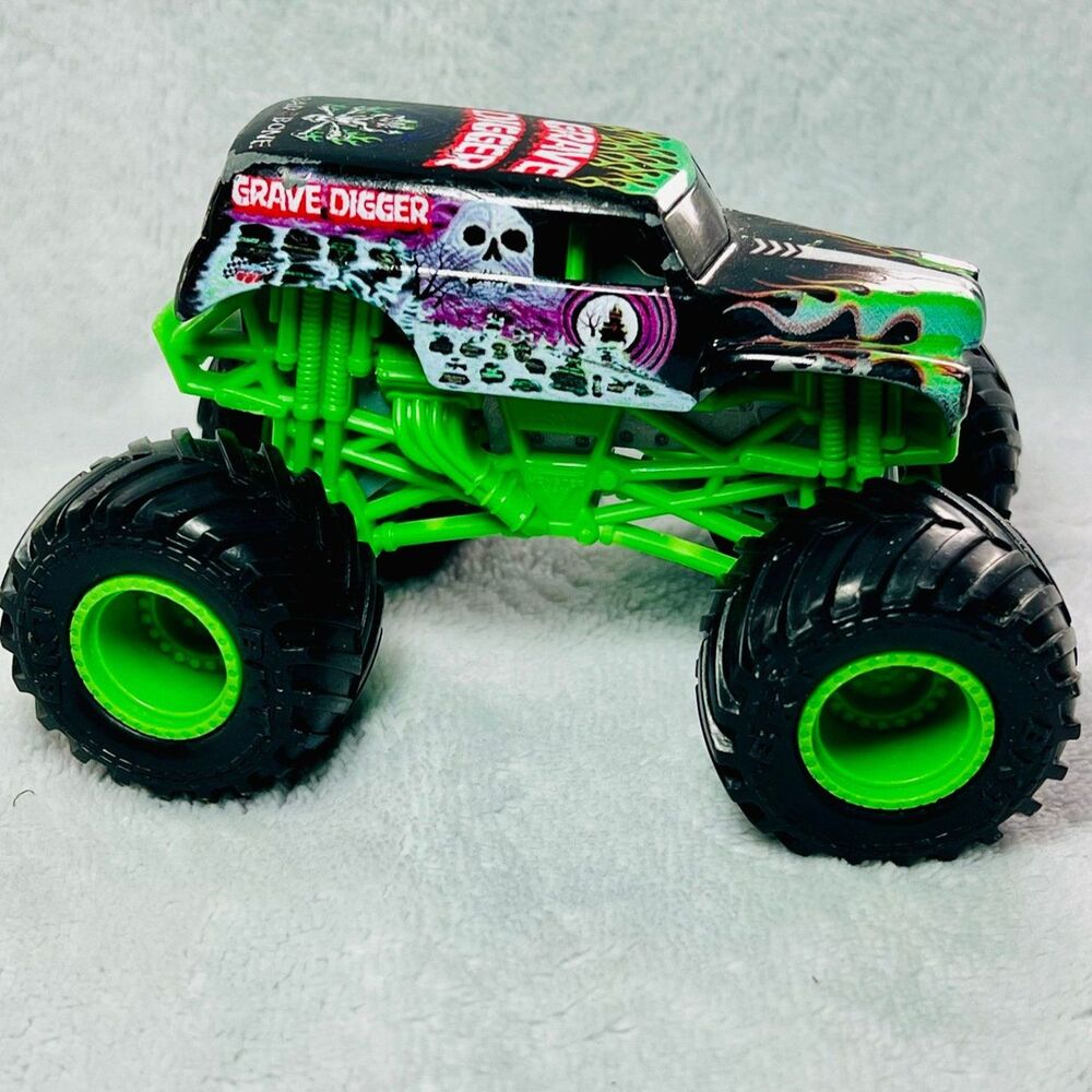 Hot Wheels Monster Jam Truck GRAVE DIGGER Black Green 1:64 Bad to the Bone